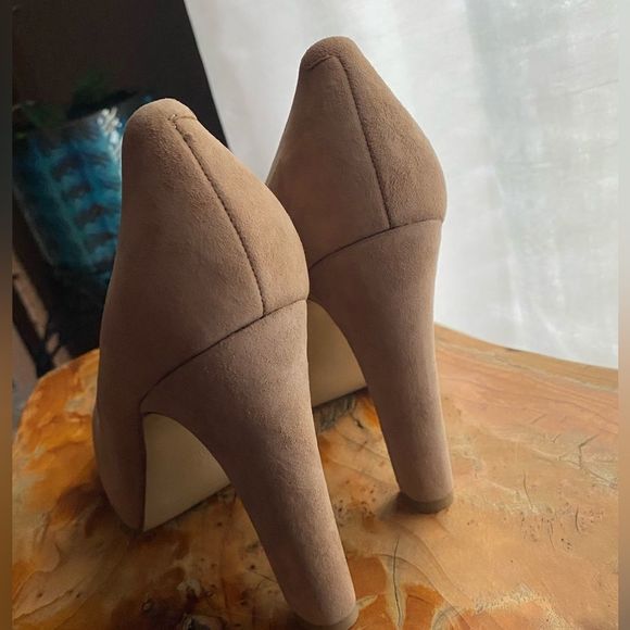Nine West Natural Suede Heels NEW with box - Picture 4 of 9